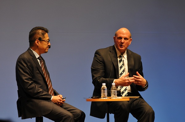 Microsoft CEO Steve Ballmer (right) and Akihiro Oba, Developer